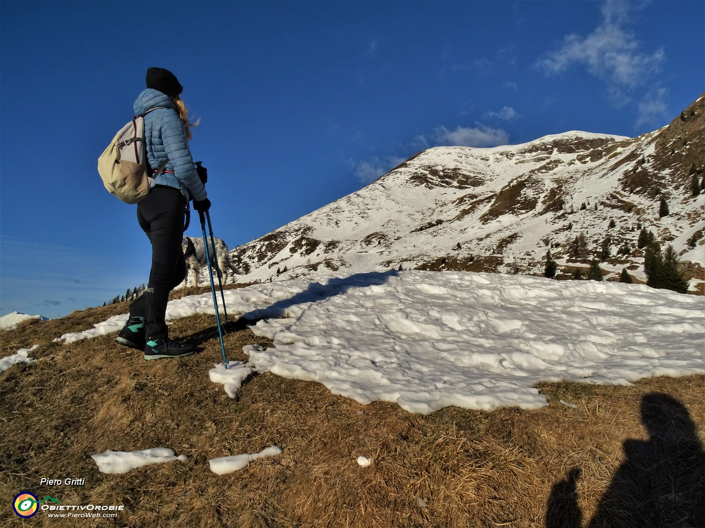 19 In cima al dosso panoramico sui Piani d'Avaro e verso il Monte Avaro che andiamo a salire .JPG